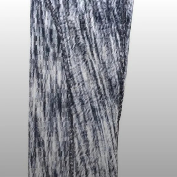 ❗️Nike❗️NWOT Black and Gray Patterned Warming Leggings 💠Sz M 💠 - Picture 4 of 6